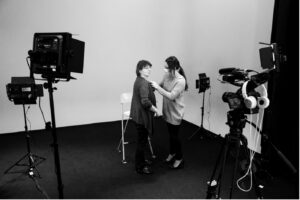 tournage sur plateau avec interviewé / crédit photo studios numériques 